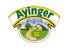 Ayinger Brauerei Logo Das Logo der Ayinger Brauerei zeigt eine idyllische bayerische Landschaft mit einem Weg, der zu einem Gebäude mit einem Kirchturm führt. Der Schriftzug „Ayinger“ ist prominent in grün gehalten.