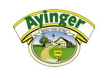 Das Logo der Ayinger Brauerei zeigt eine idyllische bayerische Landschaft mit einem Weg, der zu einem Geb&auml;ude mit einem Kirchturm f&uuml;hrt. Der Schriftzug &bdquo;Ayinger&ldquo; ist prominent in gr&uuml;n gehalten.