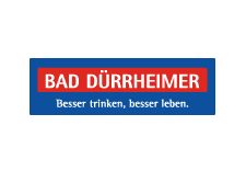 Das Logo von Bad D&uuml;rrheimer zeigt den Markennamen in wei&szlig;en Gro&szlig;buchstaben auf rotem Hintergrund, umrahmt von einem blauen Kasten. Darunter steht der Slogan &bdquo;Besser trinken, besser leben.&ldquo;